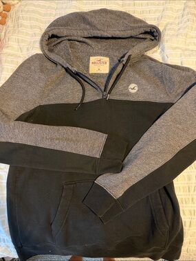 Hollister Men's Two-Tone Gray and Black half zip hoodie